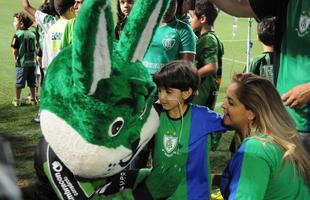 O garotinho Matheus Teodoro, de 6 anos, entrou em campo com goleiro Joo Ricardo na partida entre Amrica e Paysandu, nesta tera-feira, no Independncia, pela 34 rodada da Srie B. Matheus vestiu uma camisa com o escudo do Coelho e as cores verde, preta e azul, alusiva tambm a Atltico e Cruzeiro. O menino sofre de displasia neuronal no intestino - doena rara que se agravou de forma severa em seu organismo e fez com que ele vivesse em uma cama de hospital por um ano. A nica possibilidade de cura para o problema consiste em um transplante de intestino, que s  realizado em Miami, nos Estados Unidos. A famlia precisa arrecadar cerca de R$ 4 milhes para a realizao do procedimento cirrgico.