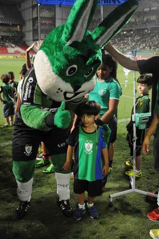 O garotinho Matheus Teodoro, de 6 anos, entrou em campo com goleiro Joo Ricardo na partida entre Amrica e Paysandu, nesta tera-feira, no Independncia, pela 34 rodada da Srie B. Matheus vestiu uma camisa com o escudo do Coelho e as cores verde, preta e azul, alusiva tambm a Atltico e Cruzeiro. O menino sofre de displasia neuronal no intestino - doena rara que se agravou de forma severa em seu organismo e fez com que ele vivesse em uma cama de hospital por um ano. A nica possibilidade de cura para o problema consiste em um transplante de intestino, que s  realizado em Miami, nos Estados Unidos. A famlia precisa arrecadar cerca de R$ 4 milhes para a realizao do procedimento cirrgico.