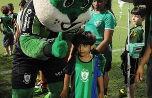 O garotinho Matheus Teodoro, de 6 anos, entrou em campo com goleiro Joo Ricardo na partida entre Amrica e Paysandu, nesta tera-feira, no Independncia, pela 34 rodada da Srie B. Matheus vestiu uma camisa com o escudo do Coelho e as cores verde, preta e azul, alusiva tambm a Atltico e Cruzeiro. O menino sofre de displasia neuronal no intestino - doena rara que se agravou de forma severa em seu organismo e fez com que ele vivesse em uma cama de hospital por um ano. A nica possibilidade de cura para o problema consiste em um transplante de intestino, que s  realizado em Miami, nos Estados Unidos. A famlia precisa arrecadar cerca de R$ 4 milhes para a realizao do procedimento cirrgico.