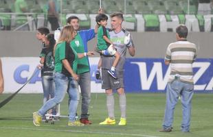 O garotinho Matheus Teodoro, de 6 anos, entrou em campo com goleiro Joo Ricardo na partida entre Amrica e Paysandu, nesta tera-feira, no Independncia, pela 34 rodada da Srie B. Matheus vestiu uma camisa com o escudo do Coelho e as cores verde, preta e azul, alusiva tambm a Atltico e Cruzeiro. O menino sofre de displasia neuronal no intestino - doena rara que se agravou de forma severa em seu organismo e fez com que ele vivesse em uma cama de hospital por um ano. A nica possibilidade de cura para o problema consiste em um transplante de intestino, que s  realizado em Miami, nos Estados Unidos. A famlia precisa arrecadar cerca de R$ 4 milhes para a realizao do procedimento cirrgico.