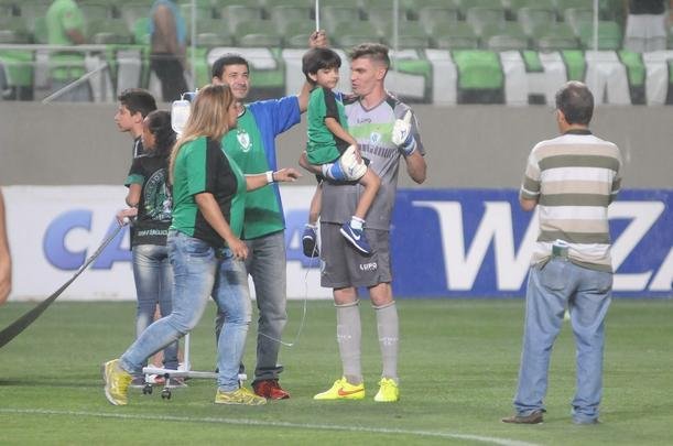 O garotinho Matheus Teodoro, de 6 anos, entrou em campo com goleiro Joo Ricardo na partida entre Amrica e Paysandu, nesta tera-feira, no Independncia, pela 34 rodada da Srie B. Matheus vestiu uma camisa com o escudo do Coelho e as cores verde, preta e azul, alusiva tambm a Atltico e Cruzeiro. O menino sofre de displasia neuronal no intestino - doena rara que se agravou de forma severa em seu organismo e fez com que ele vivesse em uma cama de hospital por um ano. A nica possibilidade de cura para o problema consiste em um transplante de intestino, que s  realizado em Miami, nos Estados Unidos. A famlia precisa arrecadar cerca de R$ 4 milhes para a realizao do procedimento cirrgico.