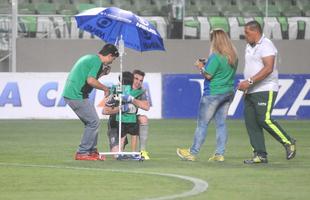 O garotinho Matheus Teodoro, de 6 anos, entrou em campo com goleiro Joo Ricardo na partida entre Amrica e Paysandu, nesta tera-feira, no Independncia, pela 34 rodada da Srie B. Matheus vestiu uma camisa com o escudo do Coelho e as cores verde, preta e azul, alusiva tambm a Atltico e Cruzeiro. O menino sofre de displasia neuronal no intestino - doena rara que se agravou de forma severa em seu organismo e fez com que ele vivesse em uma cama de hospital por um ano. A nica possibilidade de cura para o problema consiste em um transplante de intestino, que s  realizado em Miami, nos Estados Unidos. A famlia precisa arrecadar cerca de R$ 4 milhes para a realizao do procedimento cirrgico.