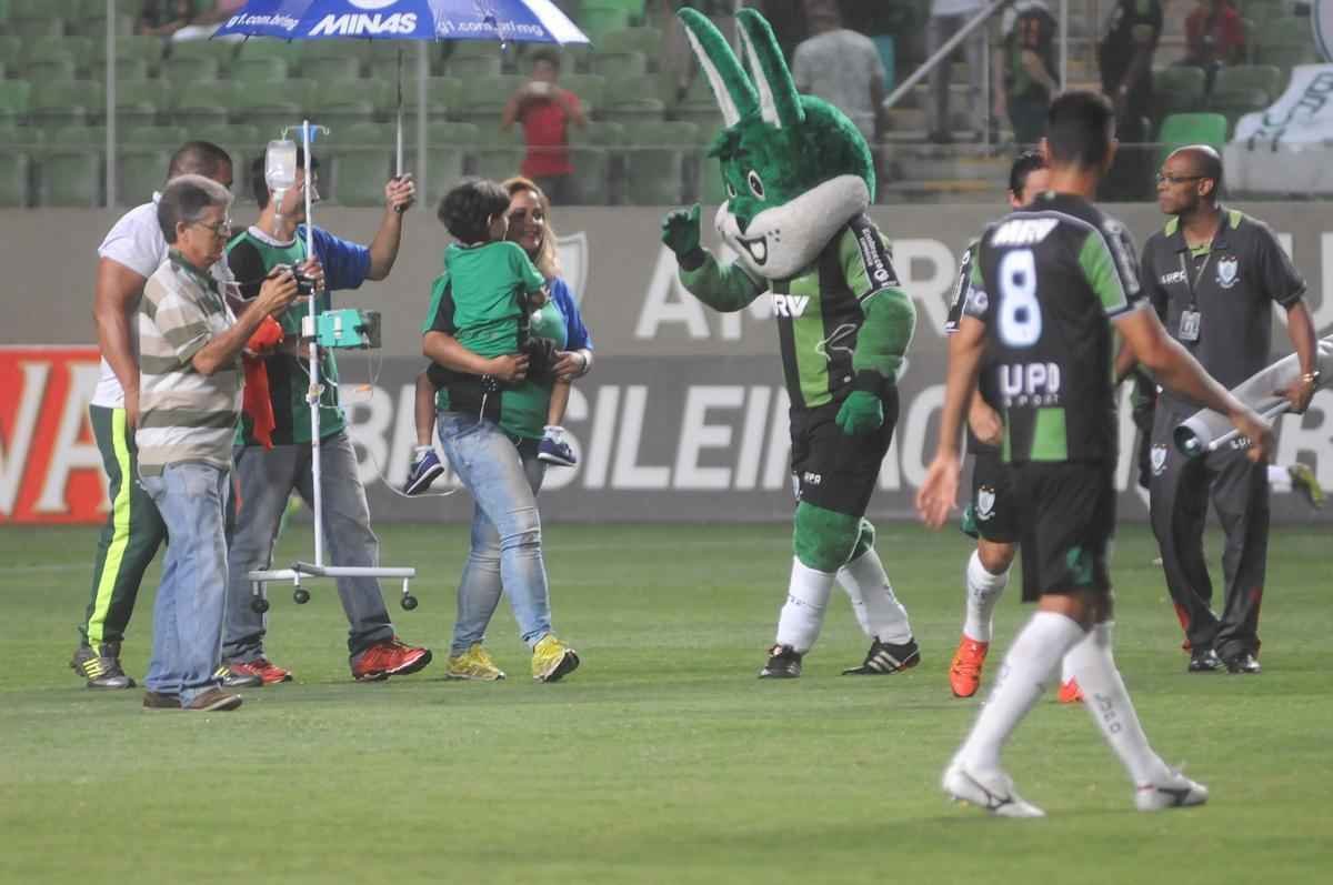 O garotinho Matheus Teodoro, de 6 anos, entrou em campo com goleiro Joo Ricardo na partida entre Amrica e Paysandu, nesta tera-feira, no Independncia, pela 34 rodada da Srie B. Matheus vestiu uma camisa com o escudo do Coelho e as cores verde, preta e azul, alusiva tambm a Atltico e Cruzeiro. O menino sofre de displasia neuronal no intestino - doena rara que se agravou de forma severa em seu organismo e fez com que ele vivesse em uma cama de hospital por um ano. A nica possibilidade de cura para o problema consiste em um transplante de intestino, que s  realizado em Miami, nos Estados Unidos. A famlia precisa arrecadar cerca de R$ 4 milhes para a realizao do procedimento cirrgico.