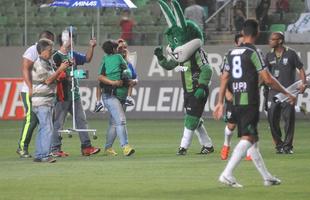 O garotinho Matheus Teodoro, de 6 anos, entrou em campo com goleiro Joo Ricardo na partida entre Amrica e Paysandu, nesta tera-feira, no Independncia, pela 34 rodada da Srie B. Matheus vestiu uma camisa com o escudo do Coelho e as cores verde, preta e azul, alusiva tambm a Atltico e Cruzeiro. O menino sofre de displasia neuronal no intestino - doena rara que se agravou de forma severa em seu organismo e fez com que ele vivesse em uma cama de hospital por um ano. A nica possibilidade de cura para o problema consiste em um transplante de intestino, que s  realizado em Miami, nos Estados Unidos. A famlia precisa arrecadar cerca de R$ 4 milhes para a realizao do procedimento cirrgico.