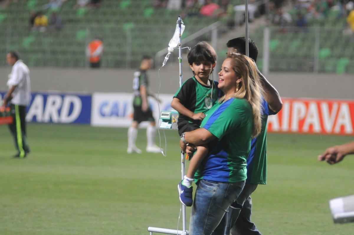 O garotinho Matheus Teodoro, de 6 anos, entrou em campo com goleiro Joo Ricardo na partida entre Amrica e Paysandu, nesta tera-feira, no Independncia, pela 34 rodada da Srie B. Matheus vestiu uma camisa com o escudo do Coelho e as cores verde, preta e azul, alusiva tambm a Atltico e Cruzeiro. O menino sofre de displasia neuronal no intestino - doena rara que se agravou de forma severa em seu organismo e fez com que ele vivesse em uma cama de hospital por um ano. A nica possibilidade de cura para o problema consiste em um transplante de intestino, que s  realizado em Miami, nos Estados Unidos. A famlia precisa arrecadar cerca de R$ 4 milhes para a realizao do procedimento cirrgico.