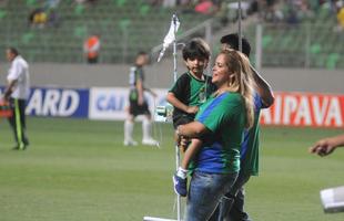 O garotinho Matheus Teodoro, de 6 anos, entrou em campo com goleiro Joo Ricardo na partida entre Amrica e Paysandu, nesta tera-feira, no Independncia, pela 34 rodada da Srie B. Matheus vestiu uma camisa com o escudo do Coelho e as cores verde, preta e azul, alusiva tambm a Atltico e Cruzeiro. O menino sofre de displasia neuronal no intestino - doena rara que se agravou de forma severa em seu organismo e fez com que ele vivesse em uma cama de hospital por um ano. A nica possibilidade de cura para o problema consiste em um transplante de intestino, que s  realizado em Miami, nos Estados Unidos. A famlia precisa arrecadar cerca de R$ 4 milhes para a realizao do procedimento cirrgico.