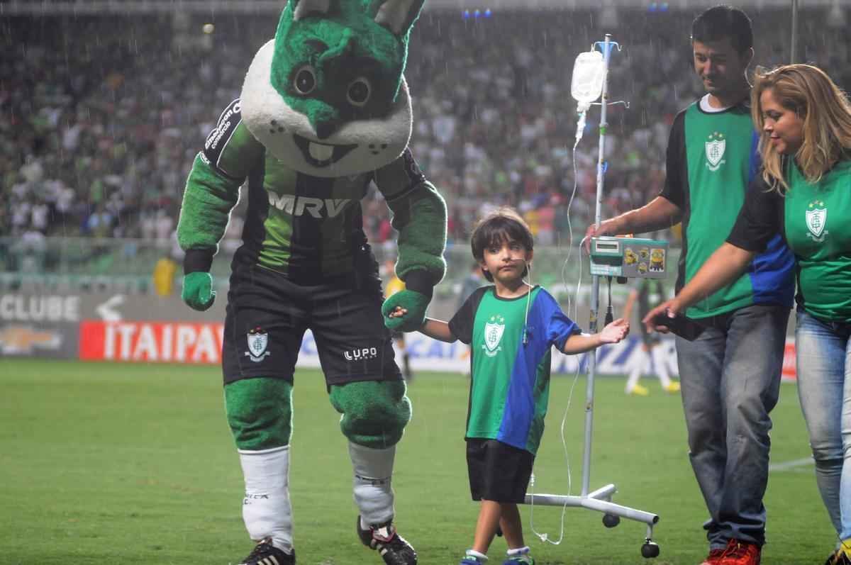 O garotinho Matheus Teodoro, de 6 anos, entrou em campo com goleiro Joo Ricardo na partida entre Amrica e Paysandu, nesta tera-feira, no Independncia, pela 34 rodada da Srie B. Matheus vestiu uma camisa com o escudo do Coelho e as cores verde, preta e azul, alusiva tambm a Atltico e Cruzeiro. O menino sofre de displasia neuronal no intestino - doena rara que se agravou de forma severa em seu organismo e fez com que ele vivesse em uma cama de hospital por um ano. A nica possibilidade de cura para o problema consiste em um transplante de intestino, que s  realizado em Miami, nos Estados Unidos. A famlia precisa arrecadar cerca de R$ 4 milhes para a realizao do procedimento cirrgico.