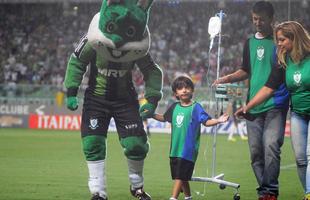 O garotinho Matheus Teodoro, de 6 anos, entrou em campo com goleiro Joo Ricardo na partida entre Amrica e Paysandu, nesta tera-feira, no Independncia, pela 34 rodada da Srie B. Matheus vestiu uma camisa com o escudo do Coelho e as cores verde, preta e azul, alusiva tambm a Atltico e Cruzeiro. O menino sofre de displasia neuronal no intestino - doena rara que se agravou de forma severa em seu organismo e fez com que ele vivesse em uma cama de hospital por um ano. A nica possibilidade de cura para o problema consiste em um transplante de intestino, que s  realizado em Miami, nos Estados Unidos. A famlia precisa arrecadar cerca de R$ 4 milhes para a realizao do procedimento cirrgico.