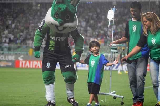 O garotinho Matheus Teodoro, de 6 anos, entrou em campo com goleiro Joo Ricardo na partida entre Amrica e Paysandu, nesta tera-feira, no Independncia, pela 34 rodada da Srie B. Matheus vestiu uma camisa com o escudo do Coelho e as cores verde, preta e azul, alusiva tambm a Atltico e Cruzeiro. O menino sofre de displasia neuronal no intestino - doena rara que se agravou de forma severa em seu organismo e fez com que ele vivesse em uma cama de hospital por um ano. A nica possibilidade de cura para o problema consiste em um transplante de intestino, que s  realizado em Miami, nos Estados Unidos. A famlia precisa arrecadar cerca de R$ 4 milhes para a realizao do procedimento cirrgico.