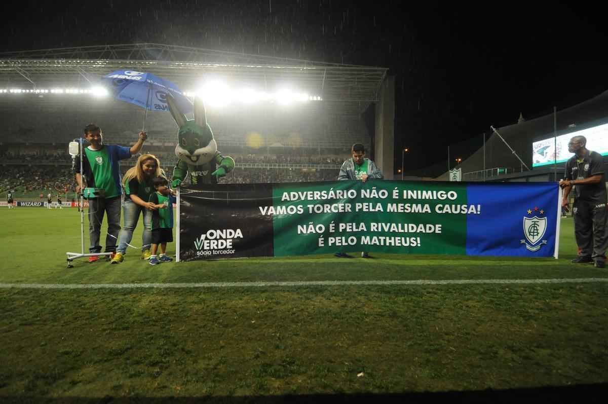 O garotinho Matheus Teodoro, de 6 anos, entrou em campo com goleiro Joo Ricardo na partida entre Amrica e Paysandu, nesta tera-feira, no Independncia, pela 34 rodada da Srie B. Matheus vestiu uma camisa com o escudo do Coelho e as cores verde, preta e azul, alusiva tambm a Atltico e Cruzeiro. O menino sofre de displasia neuronal no intestino - doena rara que se agravou de forma severa em seu organismo e fez com que ele vivesse em uma cama de hospital por um ano. A nica possibilidade de cura para o problema consiste em um transplante de intestino, que s  realizado em Miami, nos Estados Unidos. A famlia precisa arrecadar cerca de R$ 4 milhes para a realizao do procedimento cirrgico.