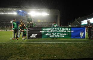 O garotinho Matheus Teodoro, de 6 anos, entrou em campo com goleiro Joo Ricardo na partida entre Amrica e Paysandu, nesta tera-feira, no Independncia, pela 34 rodada da Srie B. Matheus vestiu uma camisa com o escudo do Coelho e as cores verde, preta e azul, alusiva tambm a Atltico e Cruzeiro. O menino sofre de displasia neuronal no intestino - doena rara que se agravou de forma severa em seu organismo e fez com que ele vivesse em uma cama de hospital por um ano. A nica possibilidade de cura para o problema consiste em um transplante de intestino, que s  realizado em Miami, nos Estados Unidos. A famlia precisa arrecadar cerca de R$ 4 milhes para a realizao do procedimento cirrgico.