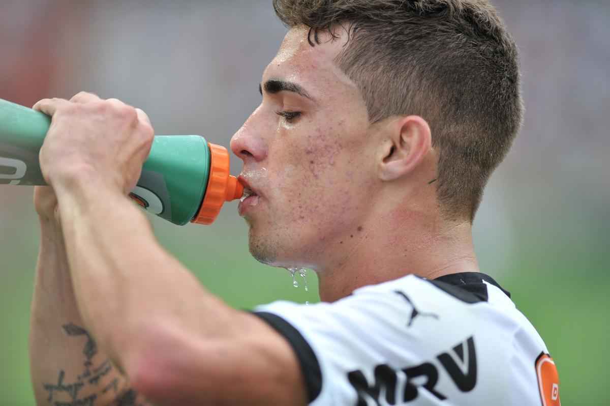 Neto Berola - atacante tem contrato de emprstimo com o Santos at o fim de 2015