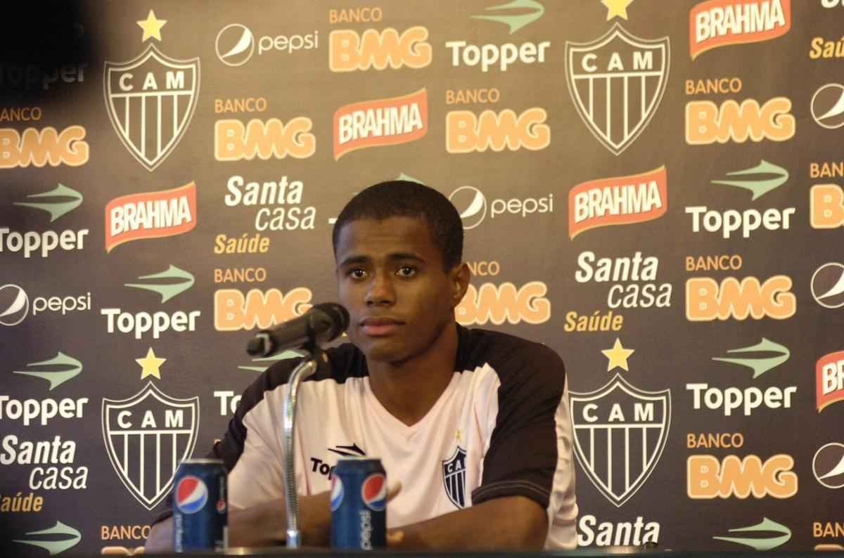 Eron - Lateral-esquerdo defendeu, nesta temporada, o Cear e hoje est no Atltico-GO