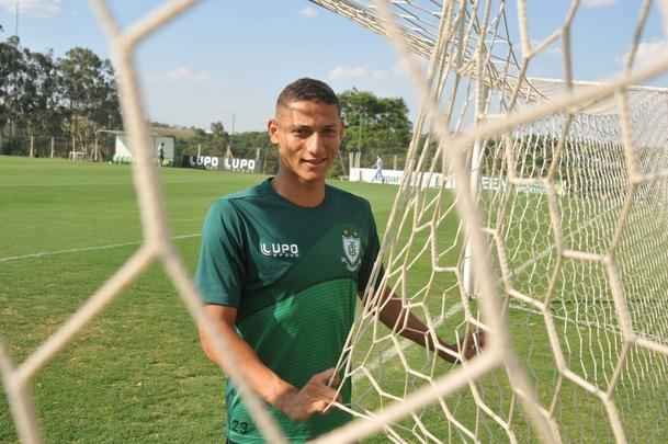 Simples, o camisa 9 alviverde ainda mora na casa de jogadores da base, ao lado do Lanna Drumond. 'Gosto de jogar videogame com os meninos. s vezes ganho, s vezes perco. De vez em quando apostamos. Aposta de 1 real. Nunca ganhei', conta, aos risos.