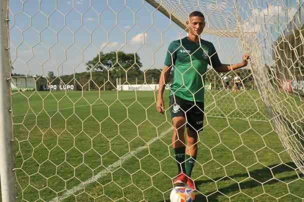 O contrato da revelao com o Coelho vencer em junho de 2018. A multa rescisria  de R$ 10 milhes para clubes do Brasil e 20 milhes de euros para times do exterior.