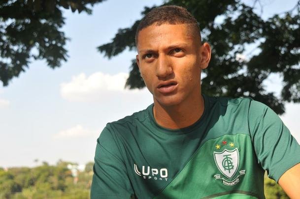 Richarlison no esconde suas origens: em todas as entrevistas, cita o nome de Rgis Felisberto, treinador que o revelou no futebol capixaba: ' um trabalho muito bom. Ele me ensinou muitas coisas e at hoje conversa comigo'.