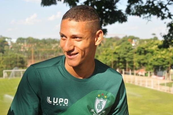 Apesar da timidez, o atleta  alvo de vrias brincadeiras dos colegas de Amrica, sobretudo pelo tamanho do nariz. Apelidos no faltam: Pinquio, 'Ladro de oxignio' e outros. 