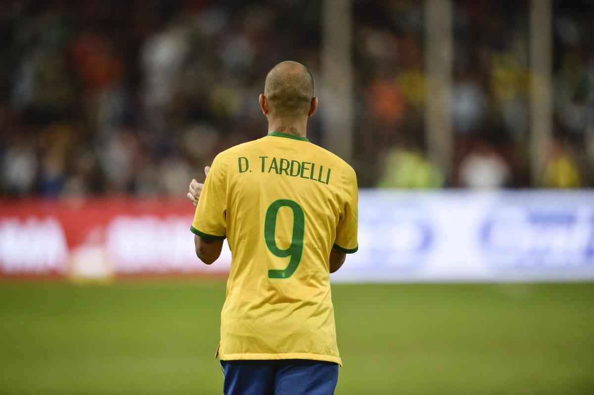 Antes de sua transferncia para a China, Tardelli foi chamado para a Seleo, por Dunga, depois do fiasco do Brasil no Mundial de 2014.