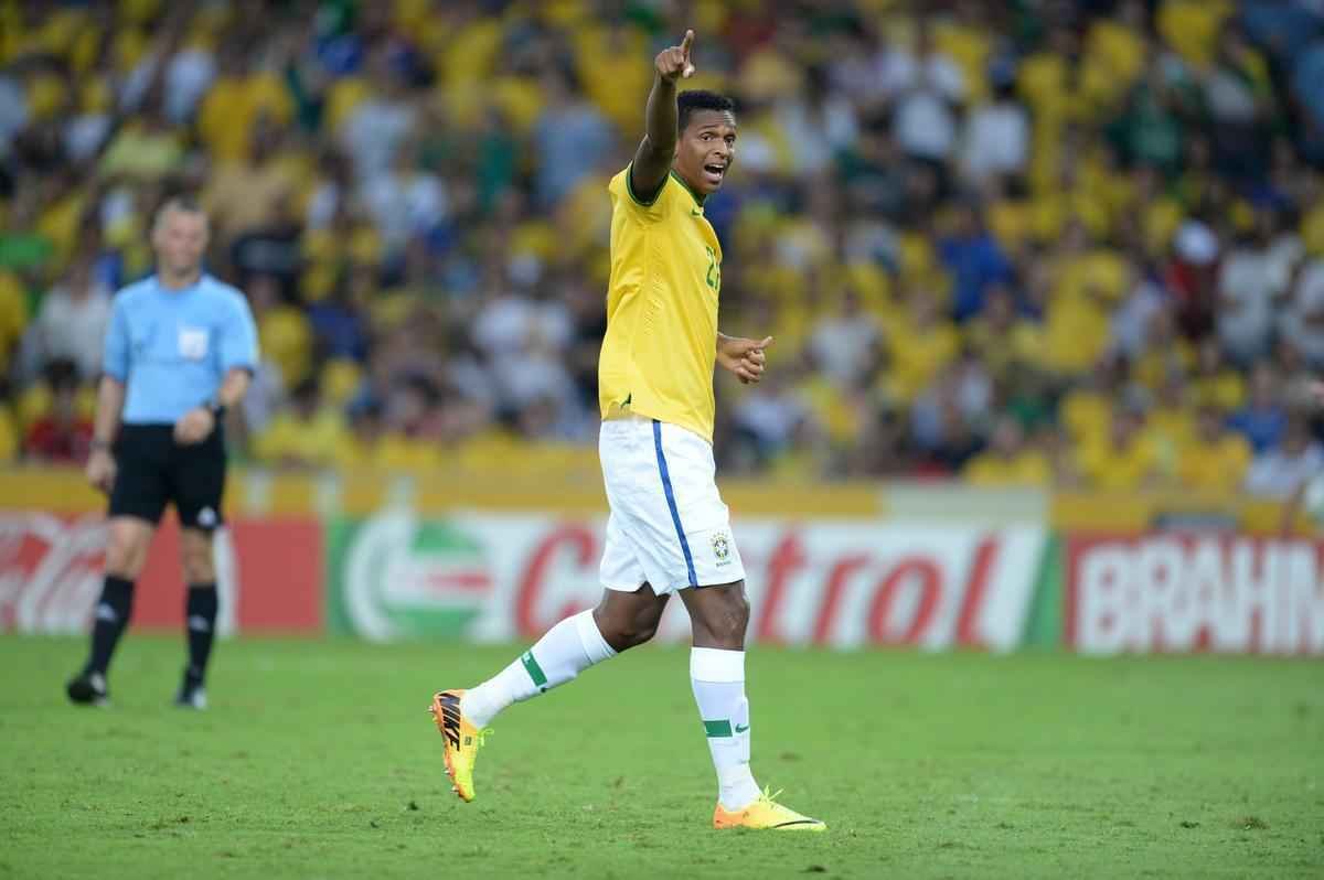 Em 2013, J aproveitou a brecha dada pela leso de Leandro Damio e garantiu vaga na Copa das Confederaes.
