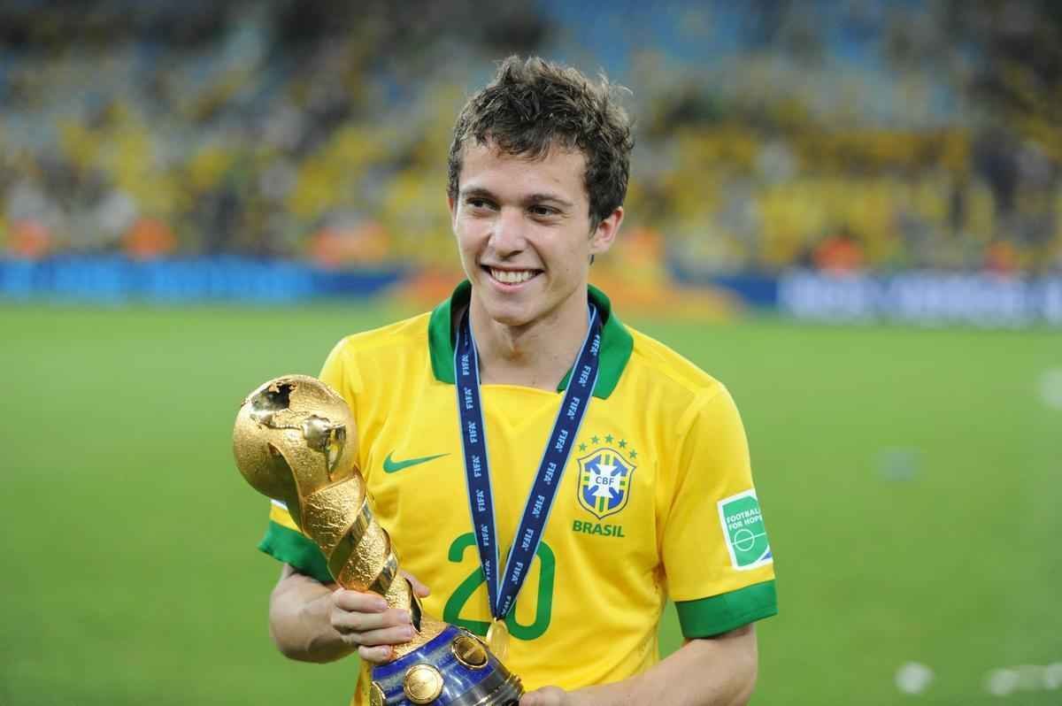 Bernard foi campeo da Copa das Confederaes, em 2013, ainda como jogador do Atltico. Depois, ele se transferiu para o Shakhtar Donetsk, da Ucrnia.