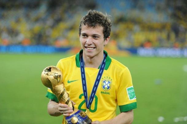 Bernard foi campeão da Copa das Confederações, em 2013, ainda como jogador do Atlético. Depois, ele se transferiu para o Shakhtar Donetsk, da Ucrânia.