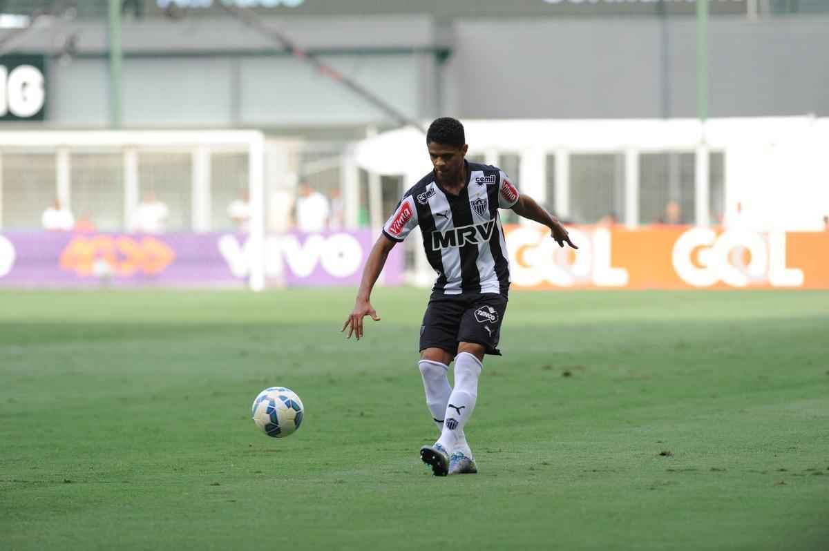 Douglas Santos  o representante do Atltico na Seleo em 2015. Essa  a segunda convocao do lateral, que entrou na lista atual por conta do corte de Marcelo, do Real Madrid.