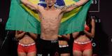 Imagens da pesagem do UFC Fight Night em So Paulo - Thomas Almeida com a bandeira do Brasil