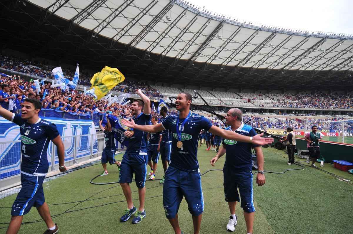 Veja imagens da comemorao do time de Vlei do Cruzeiro no Mineiro