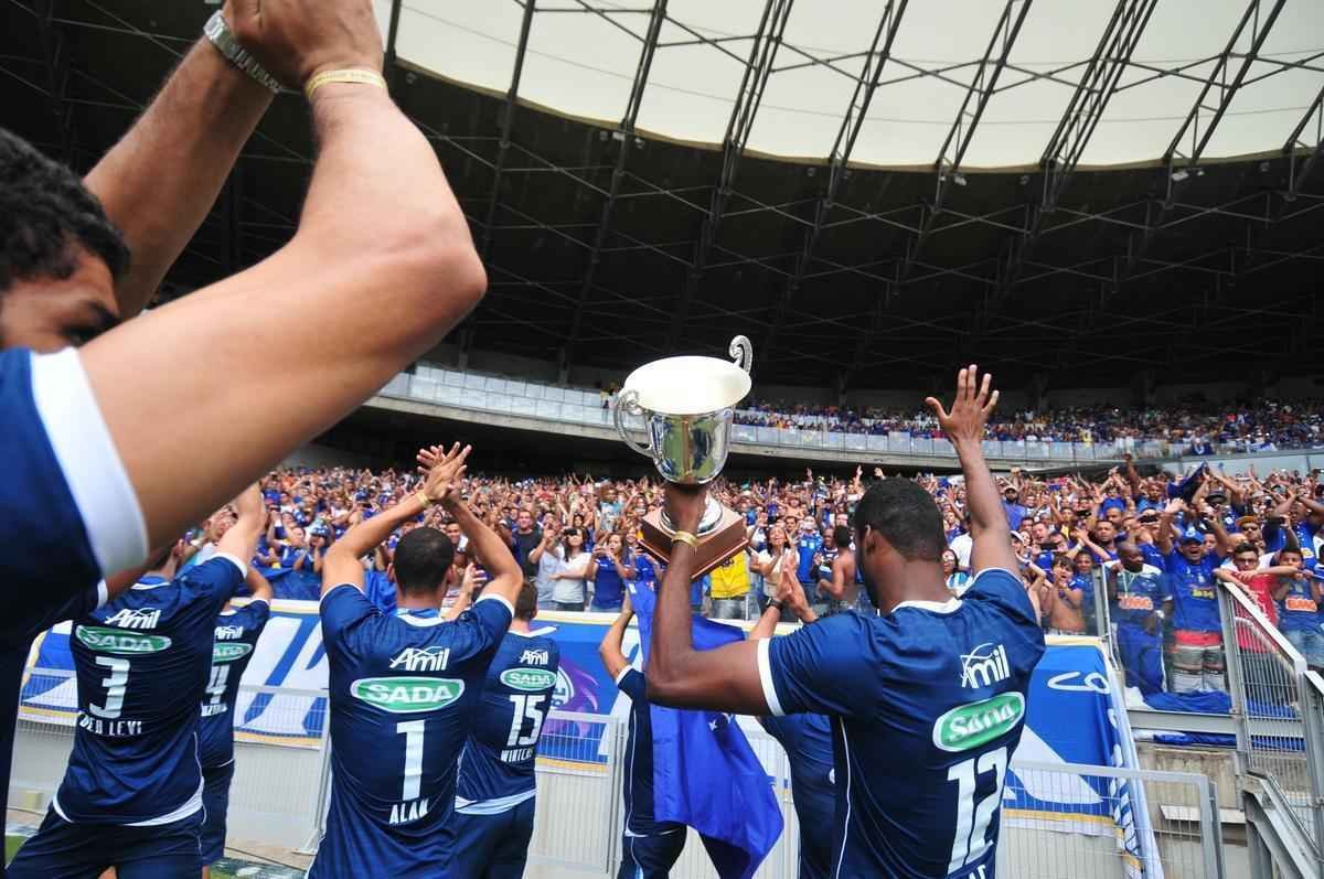 Veja imagens da comemorao do time de Vlei do Cruzeiro no Mineiro