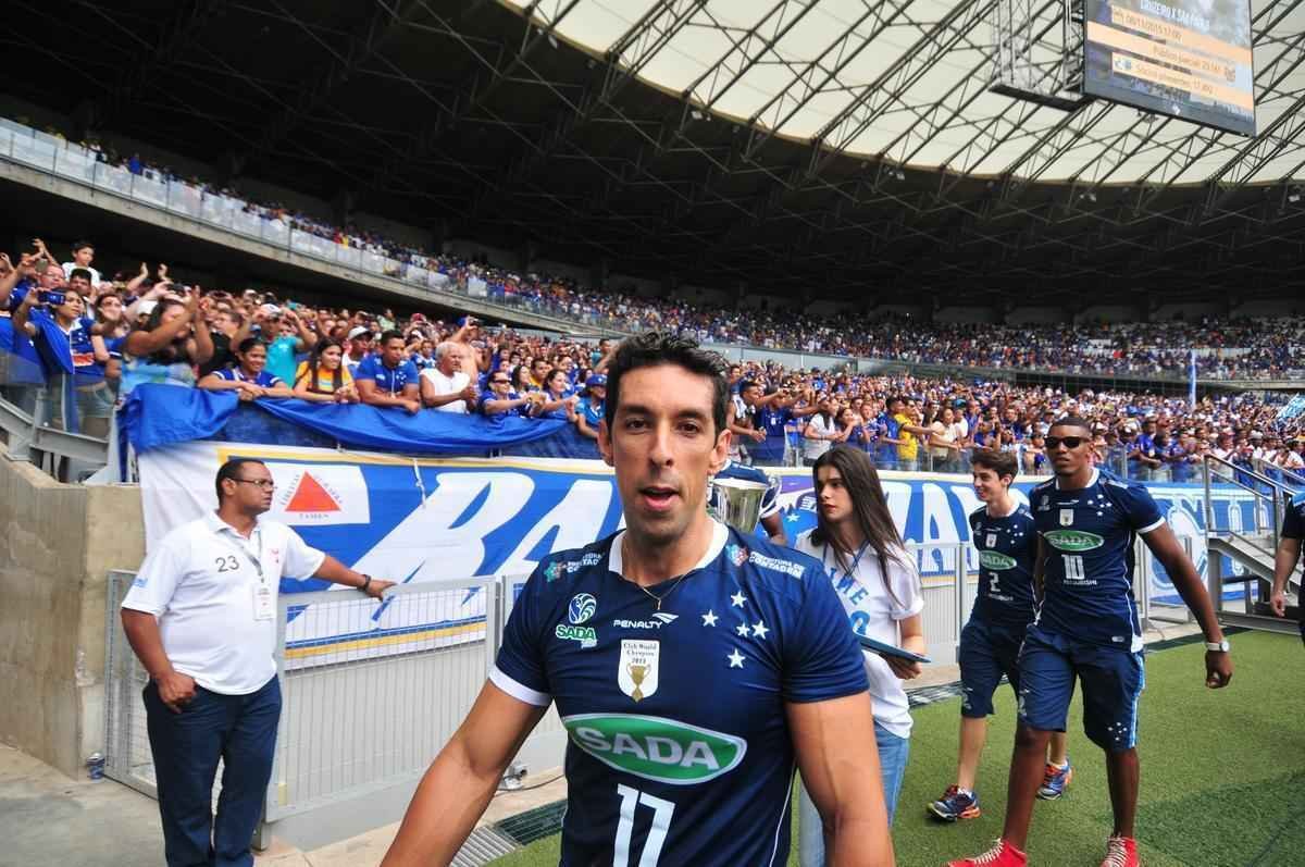 Veja imagens da comemorao do time de Vlei do Cruzeiro no Mineiro