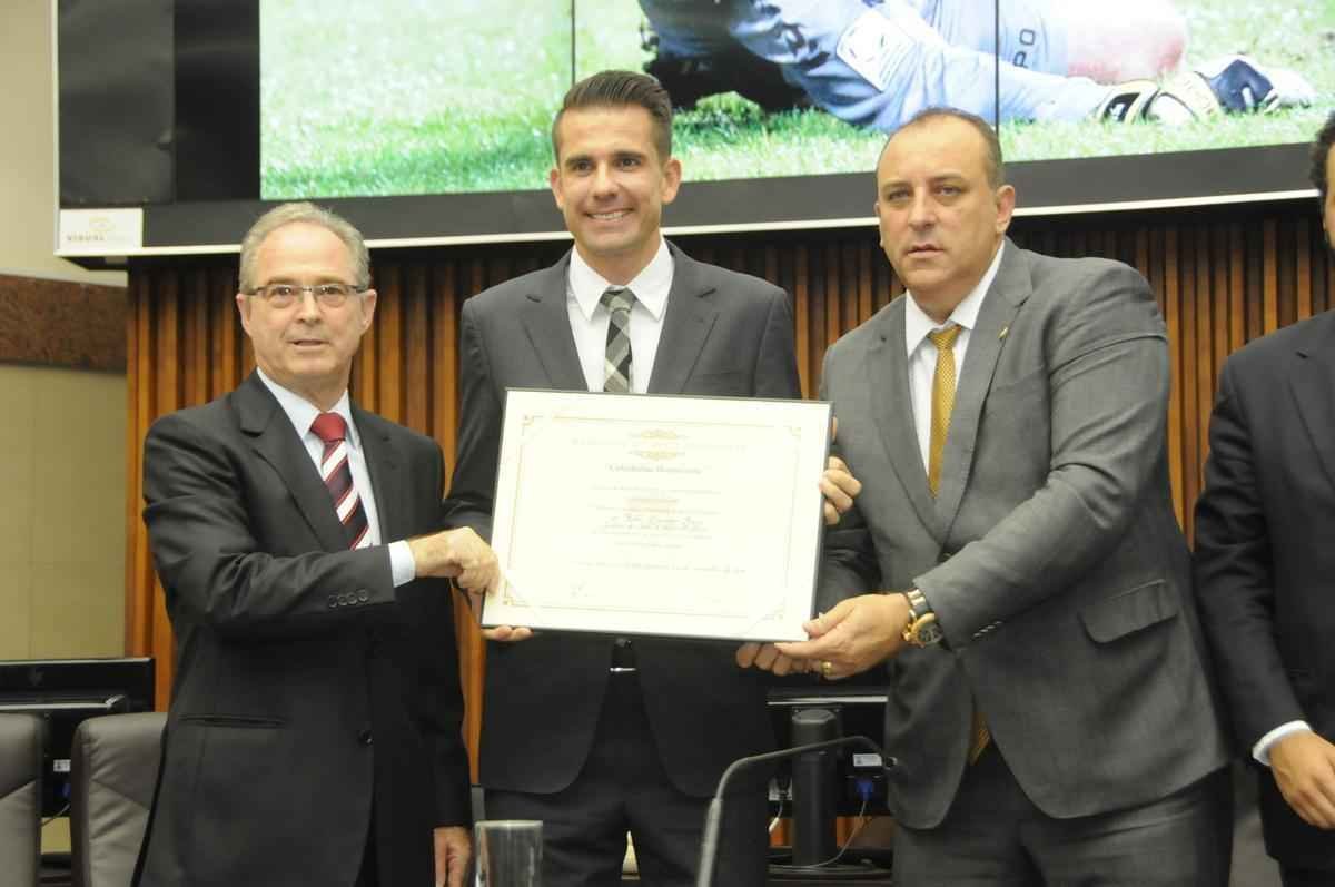 Victor recebe ttulo de cidado honorrio na Cmara Municipal de BH