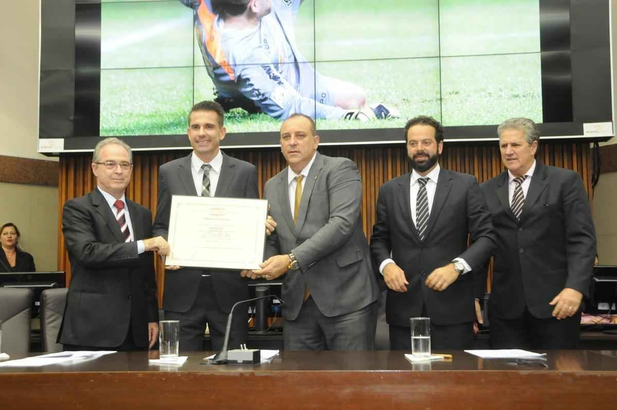 Victor recebe ttulo de cidado honorrio na Cmara Municipal de BH