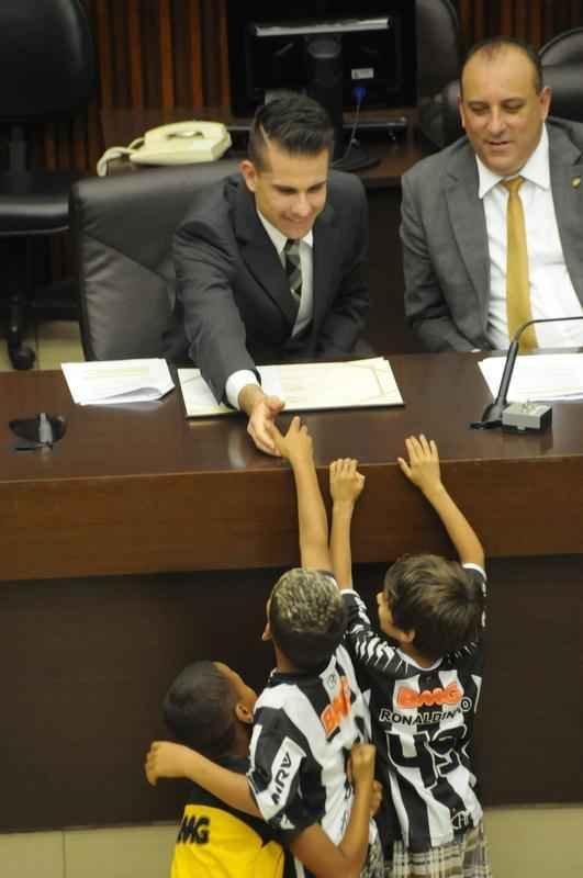 Victor recebe ttulo de cidado honorrio na Cmara Municipal de BH