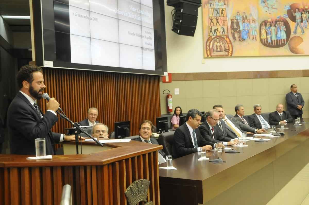 Victor recebe ttulo de cidado honorrio na Cmara Municipal de BH