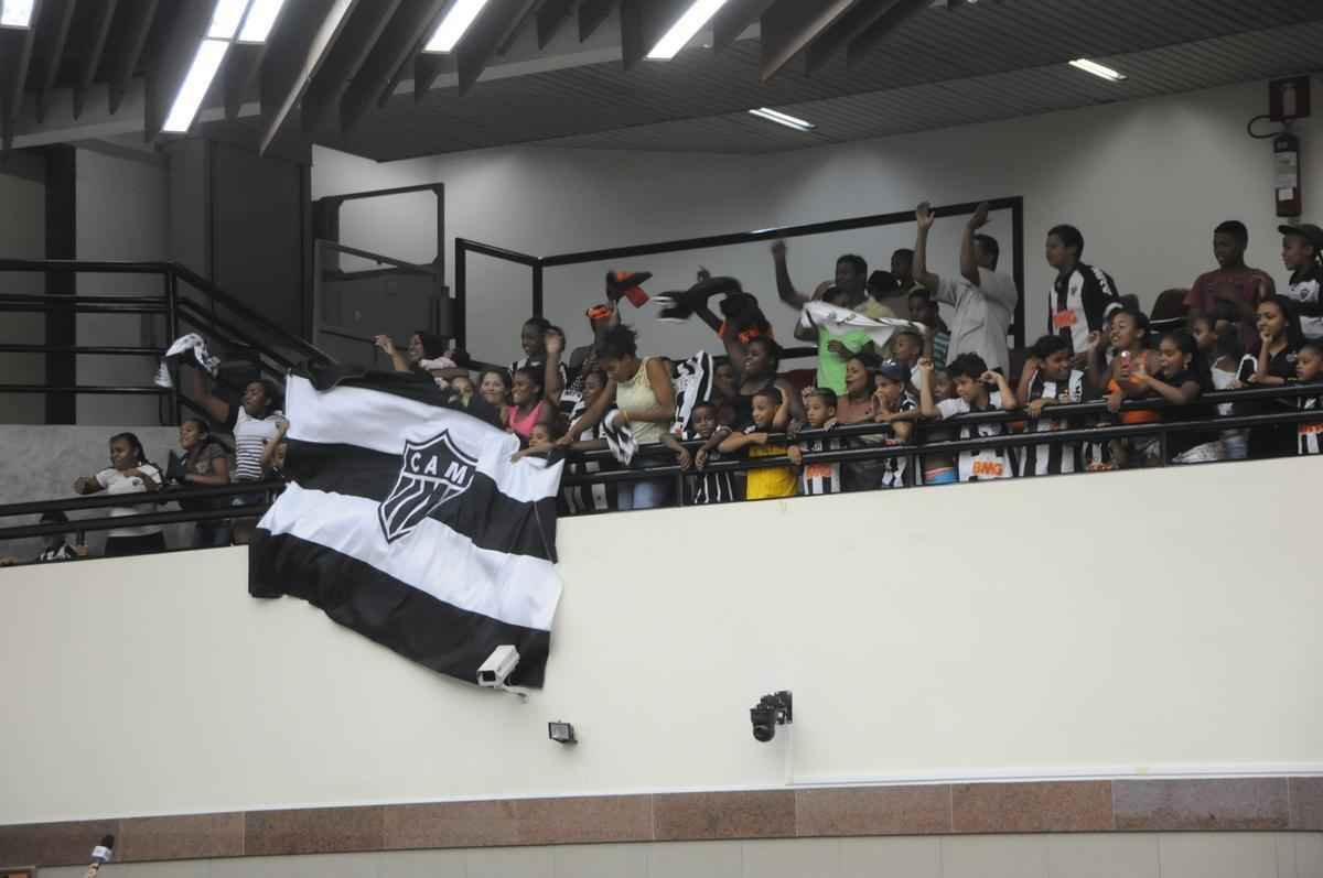 Victor recebe ttulo de cidado honorrio na Cmara Municipal de BH