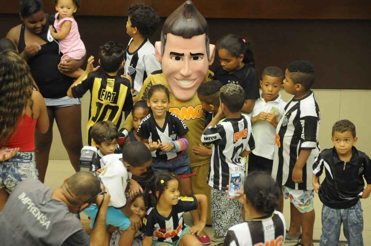 Victor recebe ttulo de cidado honorrio na Cmara Municipal de BH