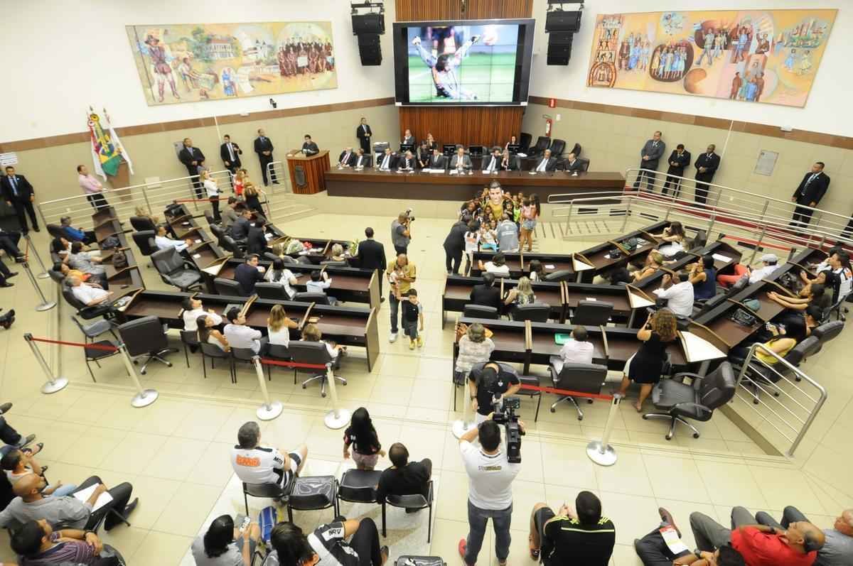 Victor recebe ttulo de cidado honorrio na Cmara Municipal de BH