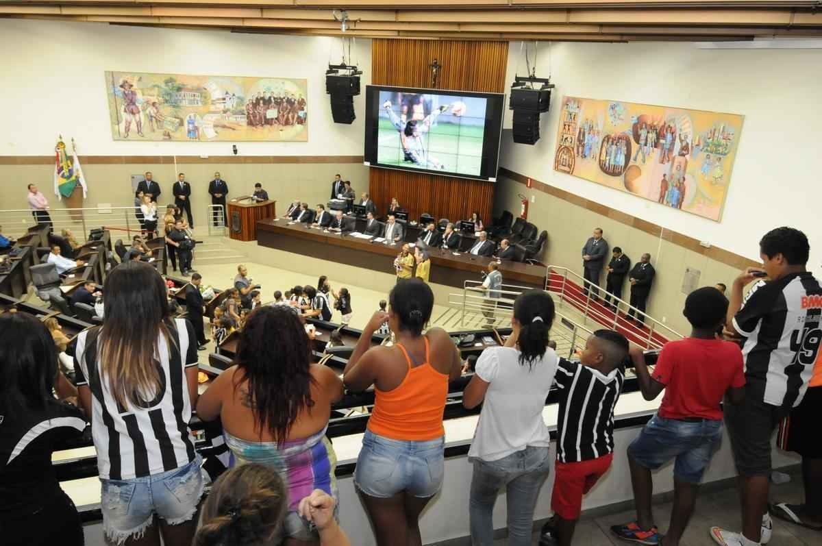 Victor recebe ttulo de cidado honorrio na Cmara Municipal de BH