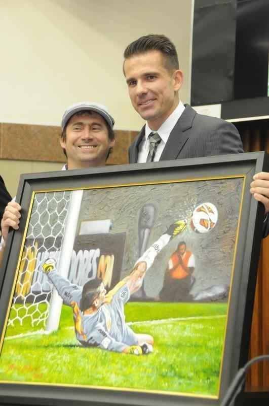 Victor recebe ttulo de cidado honorrio na Cmara Municipal de BH