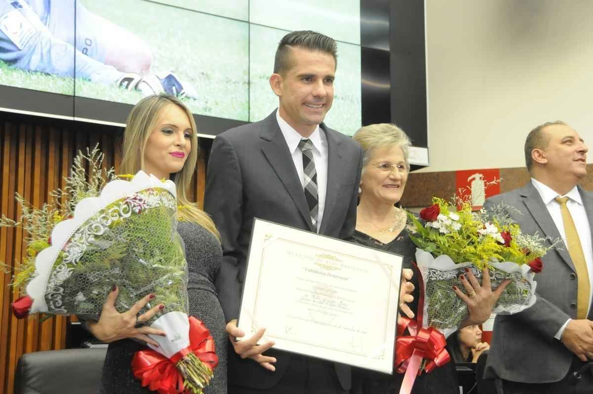 Victor recebe ttulo de cidado honorrio na Cmara Municipal de BH