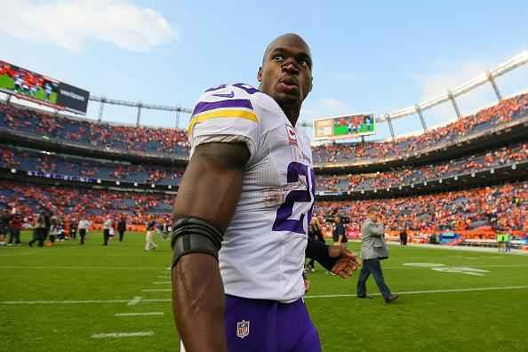 15º - Adrian Peterson - Running Back do Minnesota Vikings - 15,400 milhões de dólares