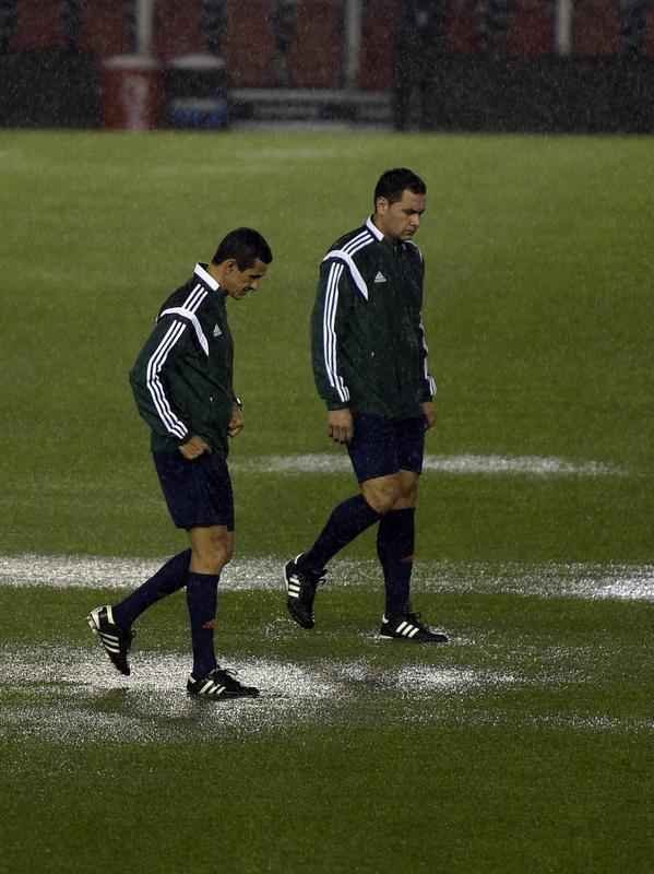 Campo ficou completamente alagado, e rbitros decidiram adiar jogo para sexta-feira, s 22h