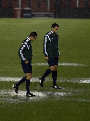 Campo ficou completamente alagado, e rbitros decidiram adiar jogo para sexta-feira, s 22h