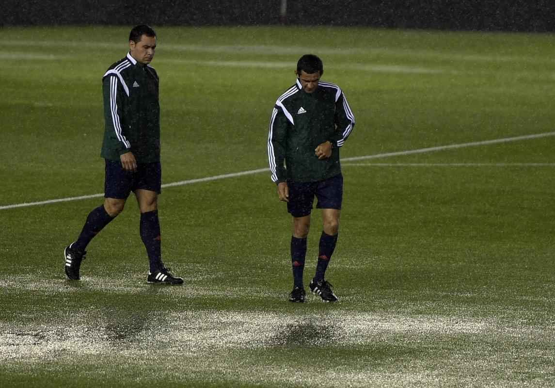 Campo ficou completamente alagado, e rbitros decidiram adiar jogo para sexta-feira, s 22h
