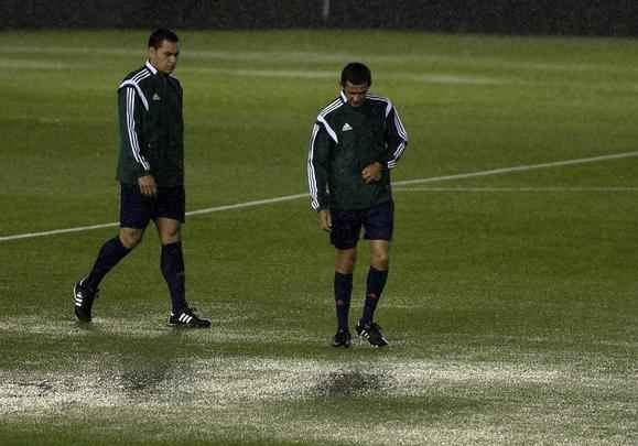 Campo ficou completamente alagado, e rbitros decidiram adiar jogo para sexta-feira, s 22h