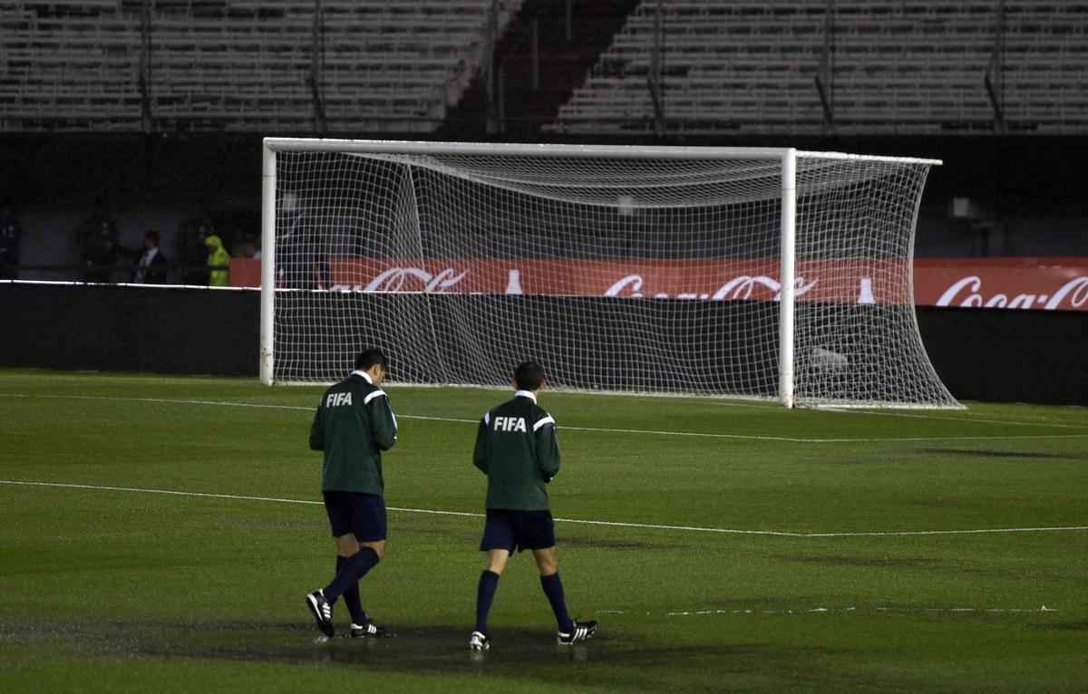 Campo ficou completamente alagado, e rbitros decidiram adiar jogo para sexta-feira, s 22h