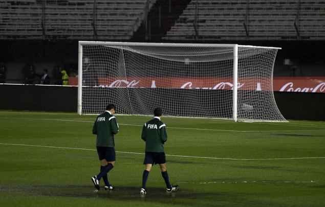 Campo ficou completamente alagado, e rbitros decidiram adiar jogo para sexta-feira, s 22h
