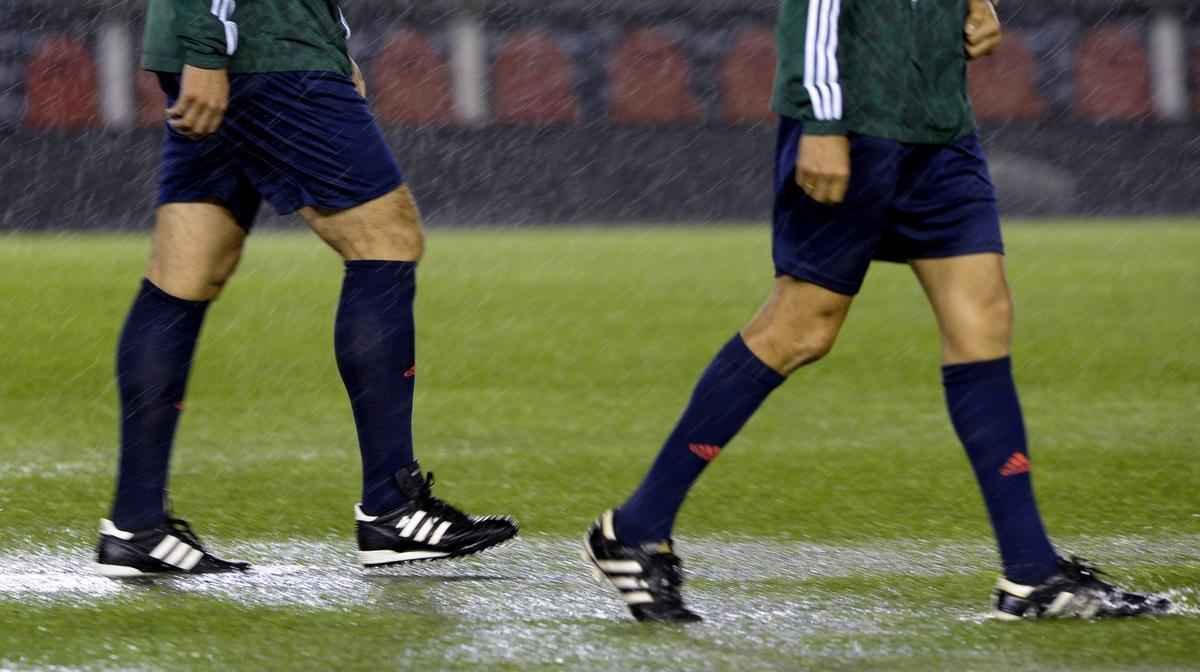 Campo ficou completamente alagado, e rbitros decidiram adiar jogo para sexta-feira, s 22h