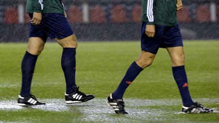 Campo ficou completamente alagado, e rbitros decidiram adiar jogo para sexta-feira, s 22h