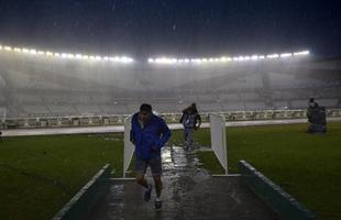 Campo ficou completamente alagado, e rbitros decidiram adiar jogo para sexta-feira, s 22h